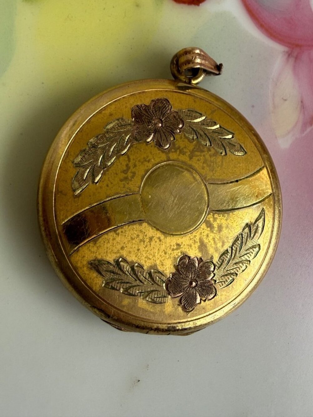 Antique 1920s Round Gold Filled Etched Floral Locket 1 1/8" - Picture 6 of 12